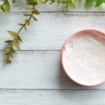 妊娠線に保湿クリームを塗るイメージ図