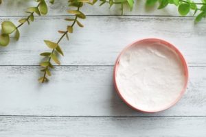 妊娠線に保湿クリームを塗るイメージ図