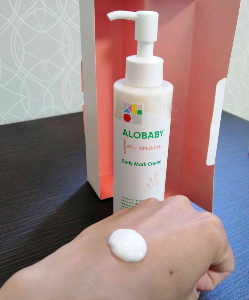 アロベビーの妊娠線クリームを手に取った写真