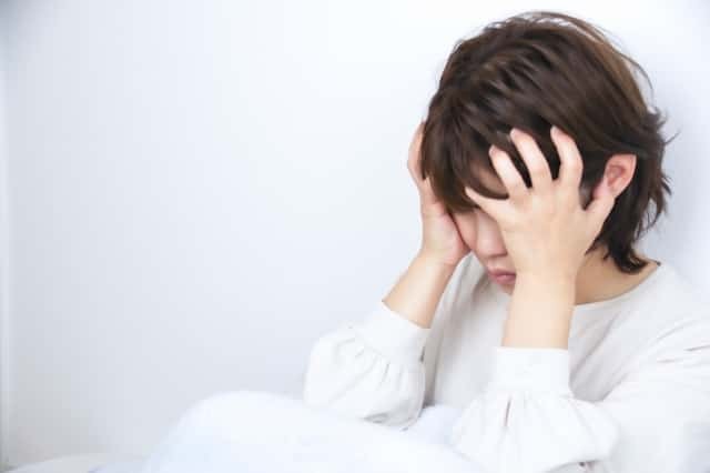 切迫早産で入院中で暇つぶしに悩む女性