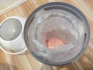 おむつの捨て方　ゴミ箱中身