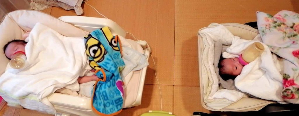 双子のセルフミルクの写真