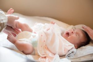 オムツ交換を嫌がる新生児