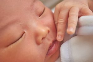 オムツ交換を新生児が嫌がらなくなる方法①刺激は控えめに