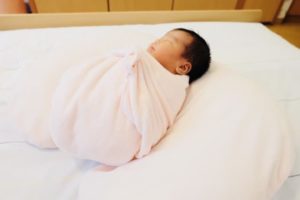オムツ交換を新生児が嫌がらなくなる方法②おくるみ