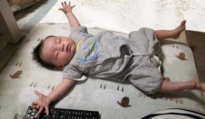 オムツ交換を嫌がる新生児がいる理由①反射