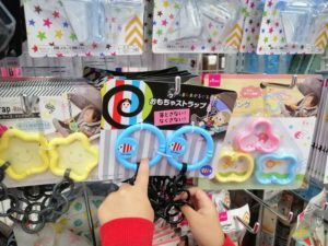 ダイソーの消臭袋以外のおすすめ商品①ベビーカー編　おもちゃストラップ