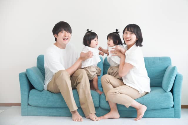 双子を2人同時にパパと抱っこしている写真