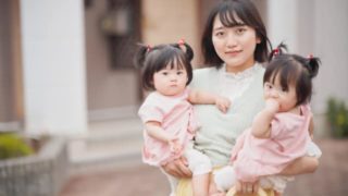 双子を2人同時抱っこ