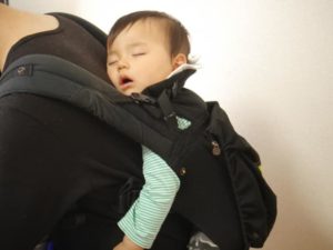 パパが双子を2人同時に抱っこしている写真