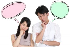 双子の抱っこ紐について話す夫婦