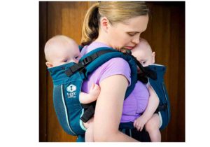 双子を前後で2人同時に抱っこしている写真