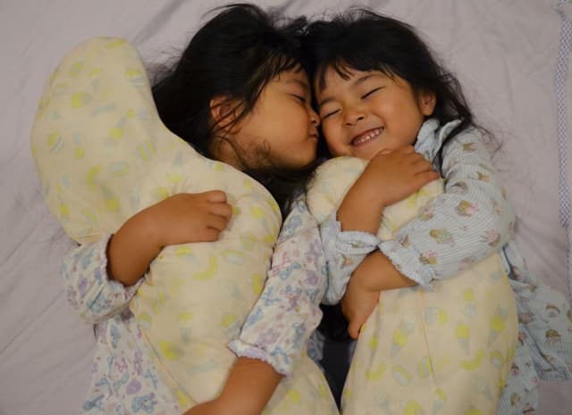 双子の寝かしつけ「少しでも楽に！」ワンオペママが実践した7つの方法