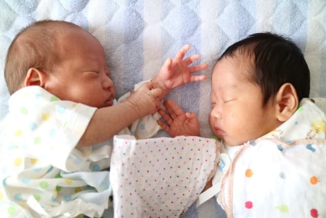 双子新生児のワンオペを乗り越えるコツは抱っこなしで寝てもらう