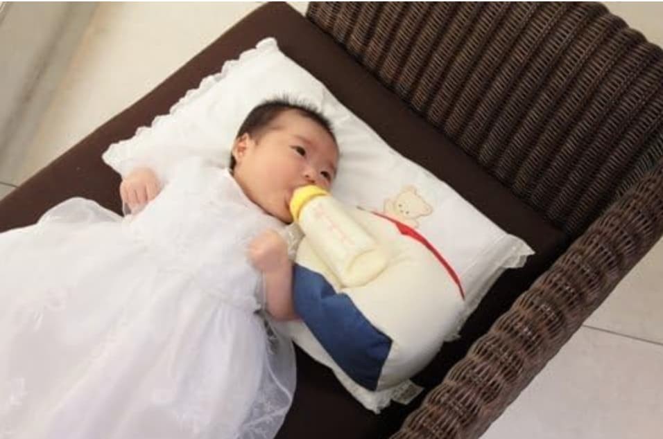 双子新生児のワンオペでは自分でミルクを飲んでもらう